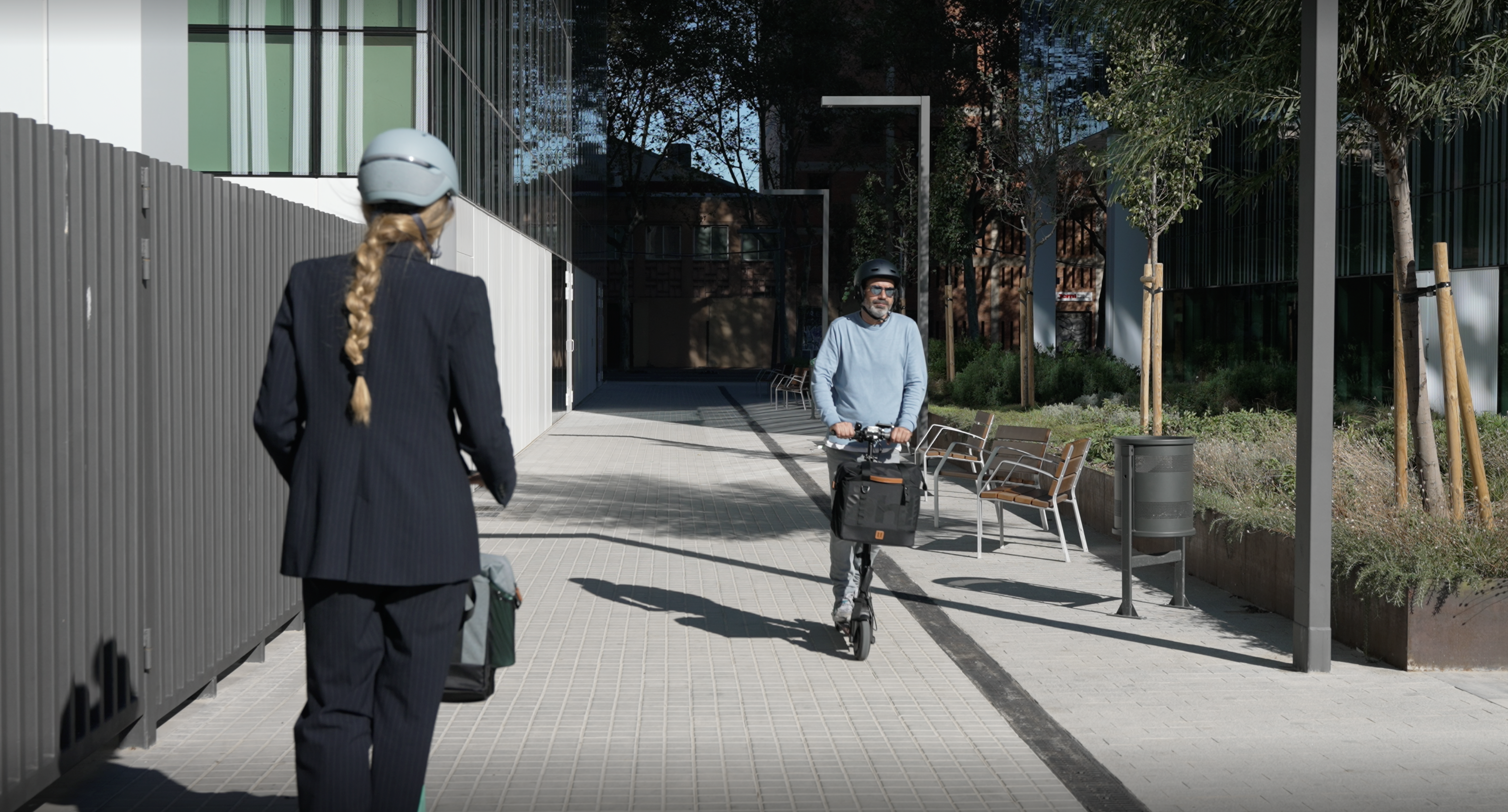 Two e-scooter users with the Öhll-in bag