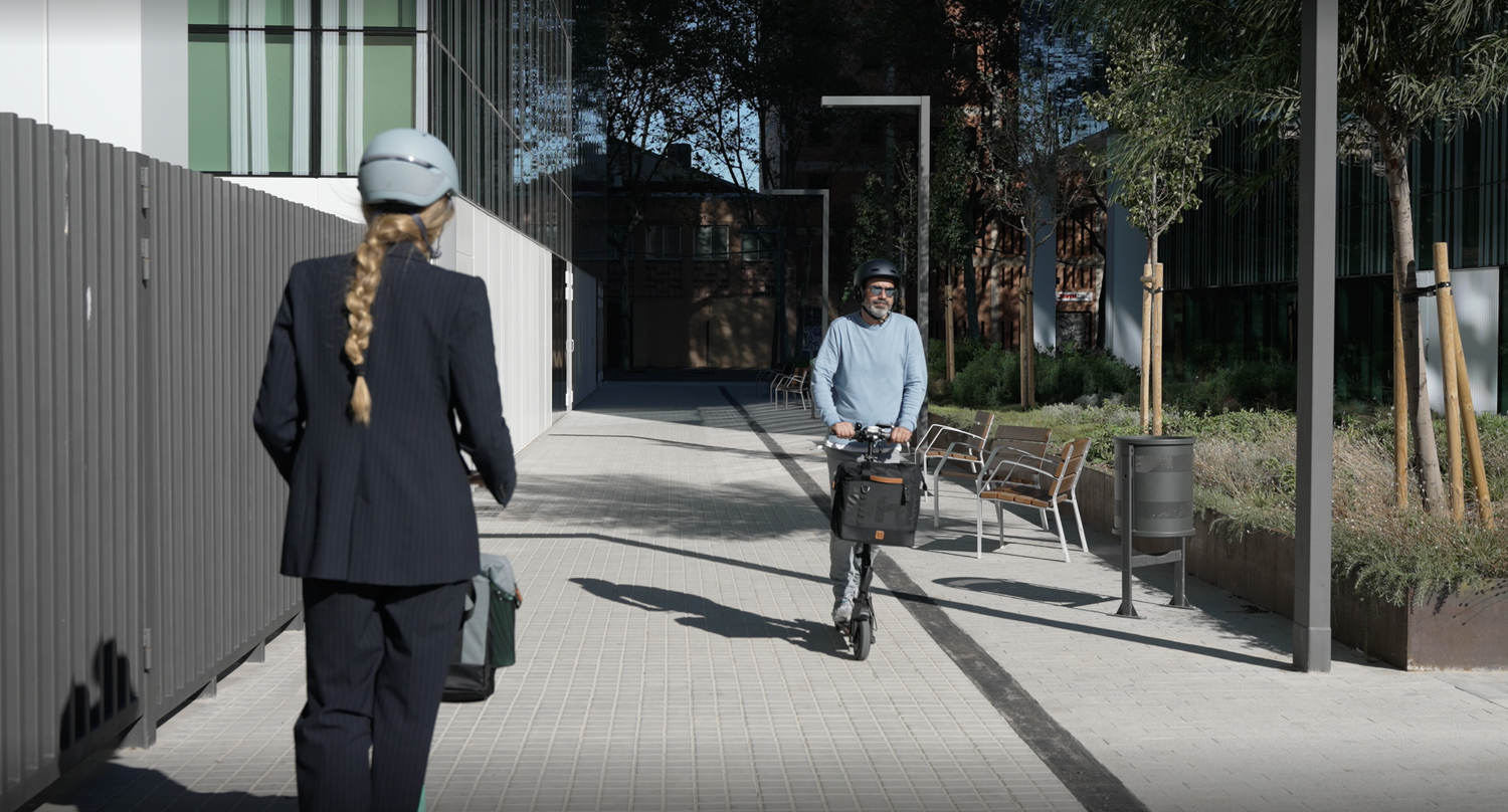 Two e-scooter users with the Öhll-in bag