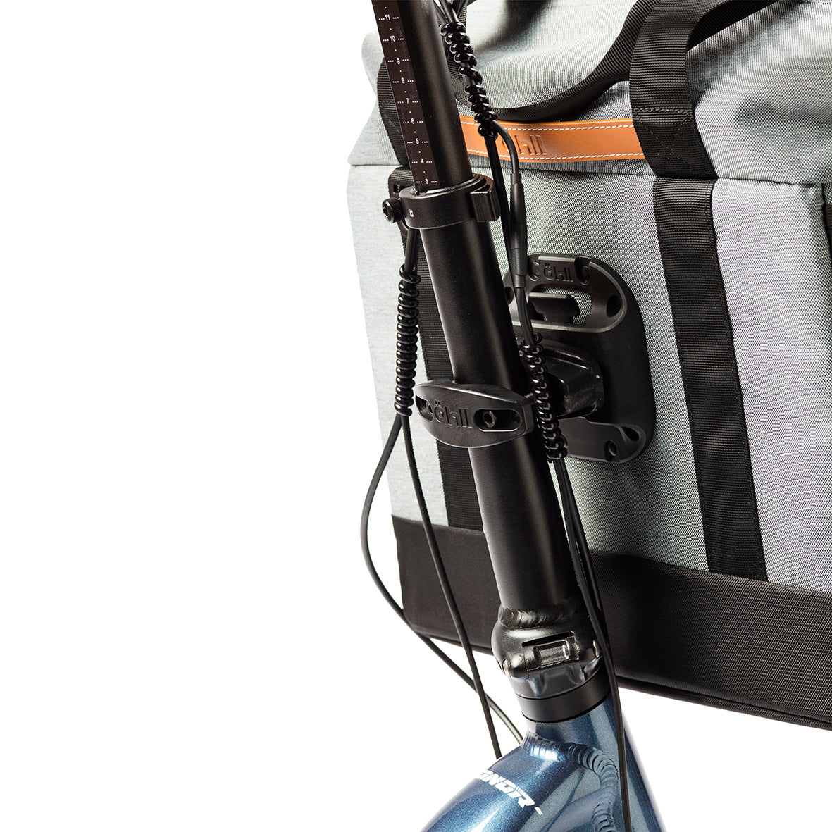 Öhll clip system in use with an Öhll-in bag in Northern Grey clipped by using the ÖSS